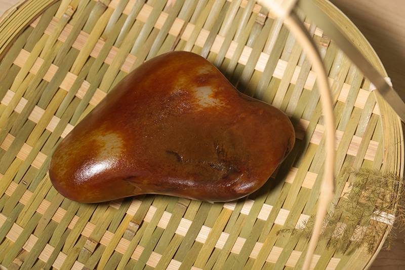 两个籽料，一个红皮200万，一个洒金皮70万！和田玉鉴定保养知识