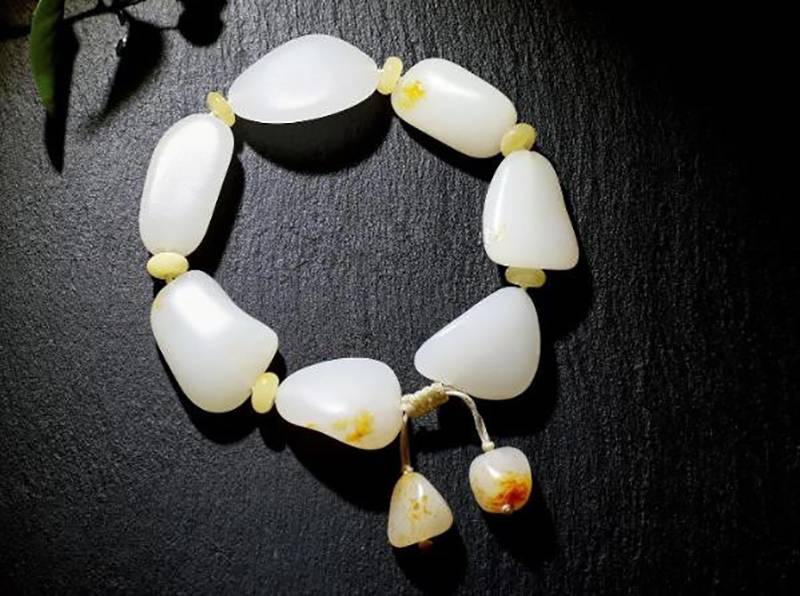 两条籽料手串，一个29万，一个300多万！和田玉鉴定保养知识大全-藏玉网