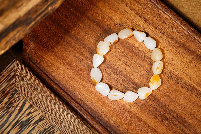 两条籽料手串，一条500元，一条50万！和田玉鉴定保养知识大全-藏玉网