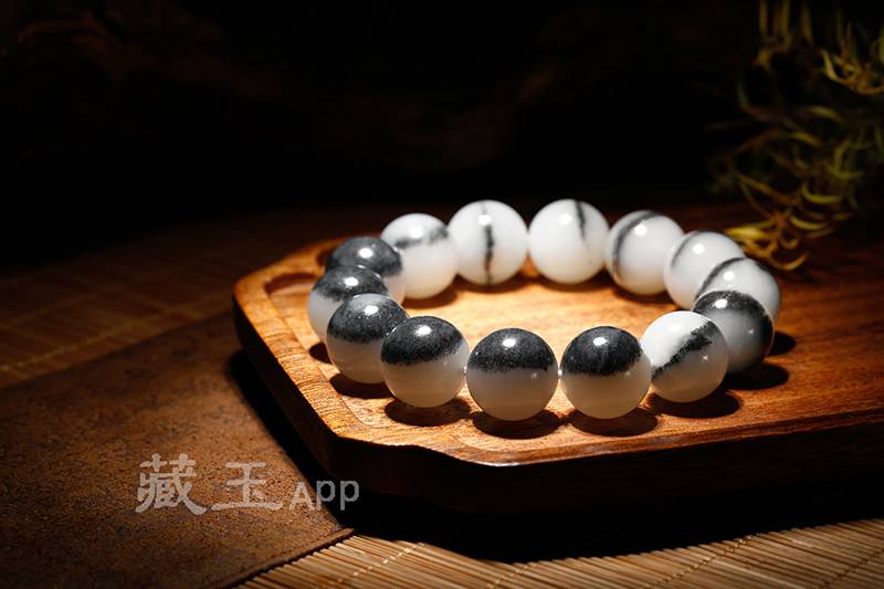 它不在玉雕之内，却能成为和田玉里的三大贵！