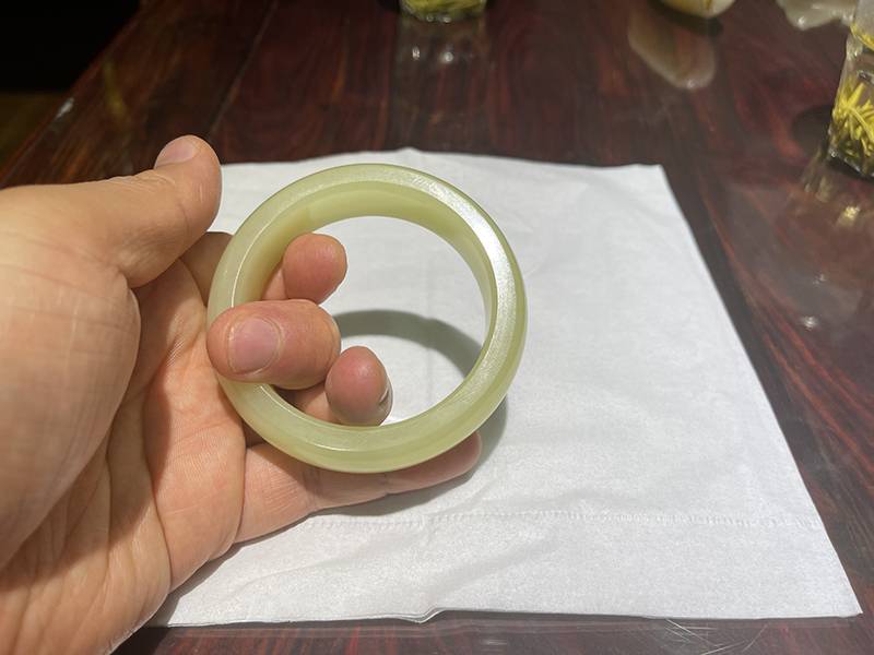 这个黄玉手镯，要卖100万！