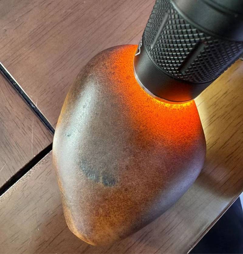 开了个小口子，没想到里面竟然是黄玉……和田玉鉴定保养知识大全-藏玉网