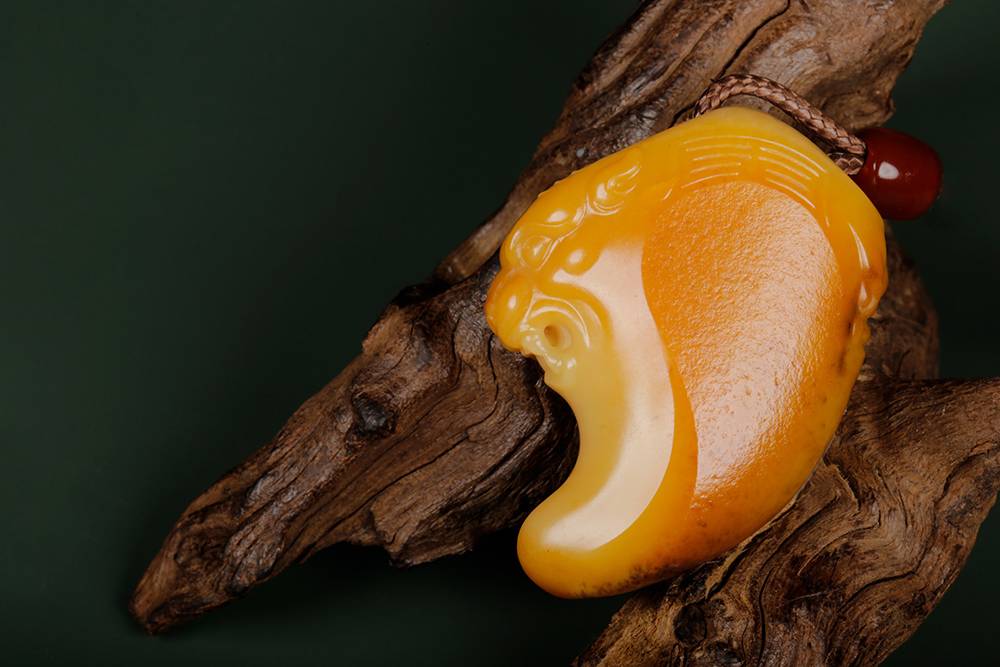 虎牙,新疆和田黄沁籽料挂件,随型造意,精工巧做