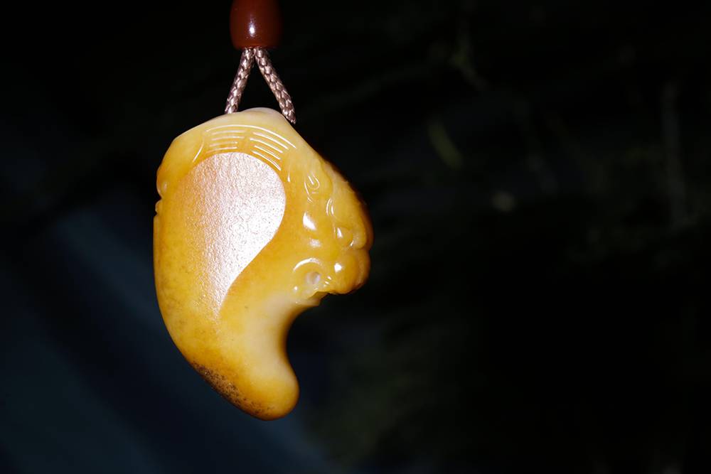 虎牙,新疆和田黄沁籽料挂件,随型造意,精工巧做