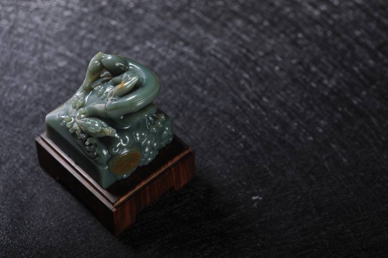 真不愧是帝王之玉，一小块竟然卖了4300万，果真名不虚传~