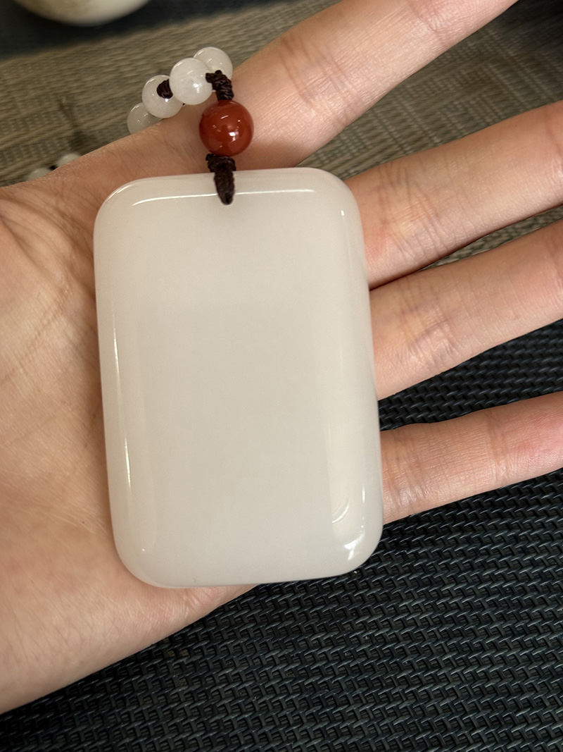 顶级籽料玉牌价格暴跌，买了这种玉牌的真是赔惨了!
