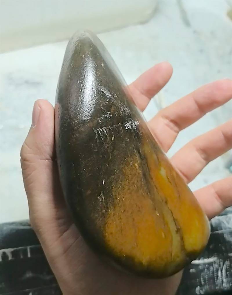 切籽料心脏病都要犯了！一刀黄，二刀黑，三刀下去竟然...