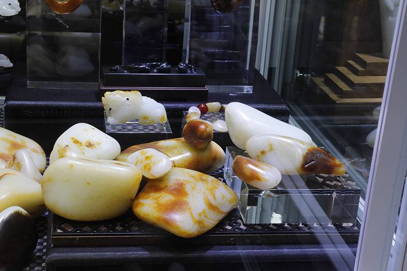 爷爷投资玉石失败，50万赔的只剩下一堆卖不掉的烂石头！