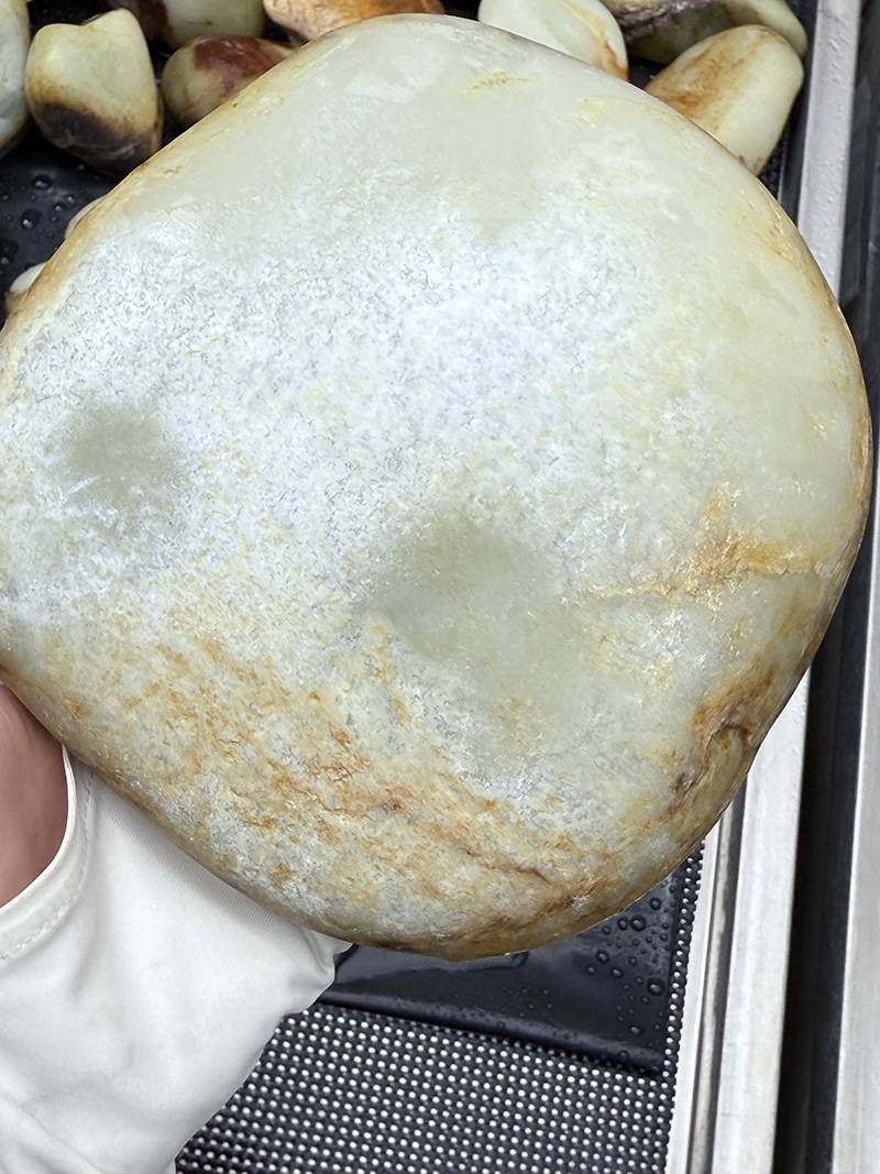 比红皮料更好玩，一个白皮料的大饼子籽料！能值多少钱？