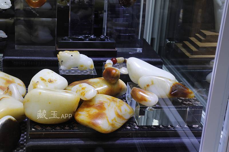 99年花50万买的红皮白肉籽料，专家说赚大了，结果被骂惨了