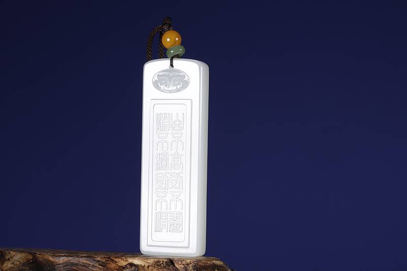 天然青白和田玉約830g 貔貅親子同心手彫り 一つ玉石一刀彫 黄楊WWFT074 天然青白和田玉約830g 貔貅親子同心手彫り 一つ玉石一刀彫 黄楊