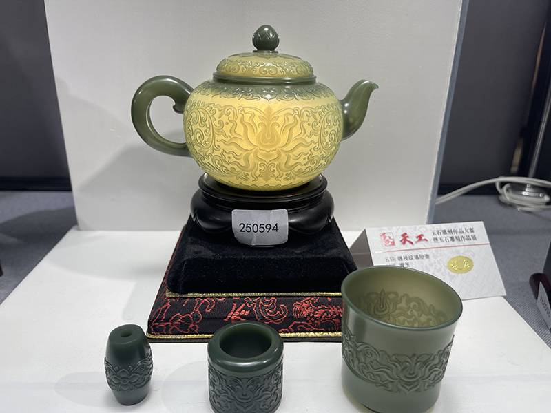 青玉在北京火了，还拿了大奖！怪不得大家都称它为帝王青