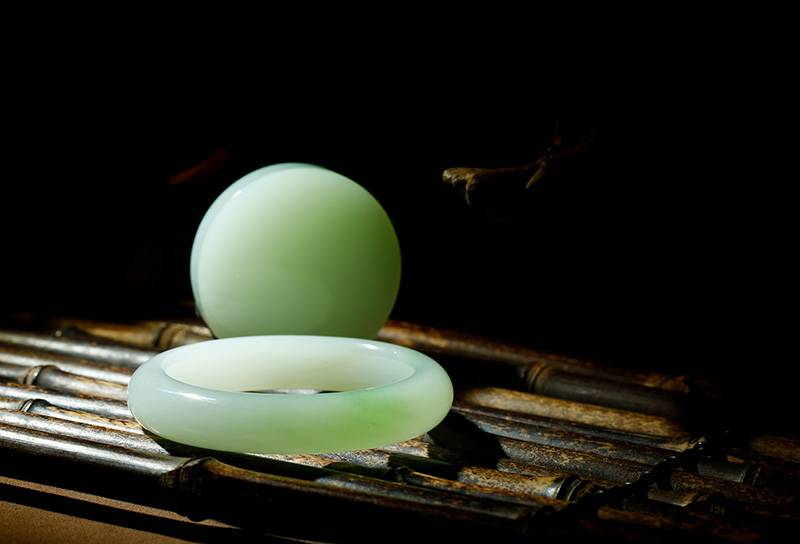 最适合女人佩戴的可不止白玉，这四种简直美得不像话！