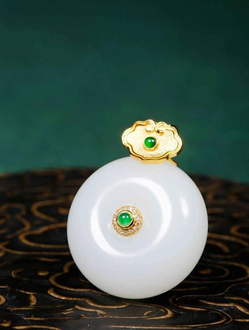藏在和田玉挂件中的美好祝福