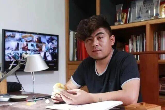 藏玉十三邀 | 以心听石 李俊杰：在玉雕中守住文化的骨头