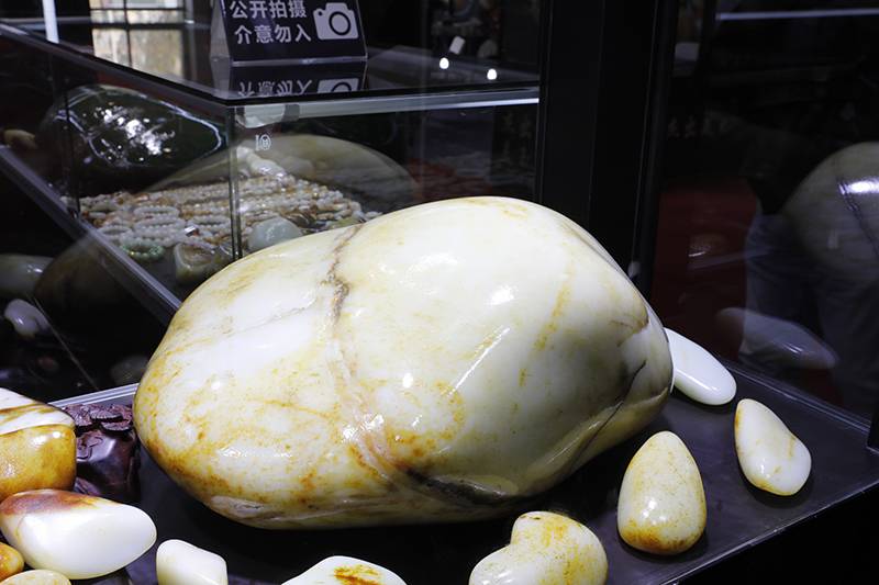 玉石展上一块巨无霸籽料，价值超1亿，一群老玩家过足眼瘾