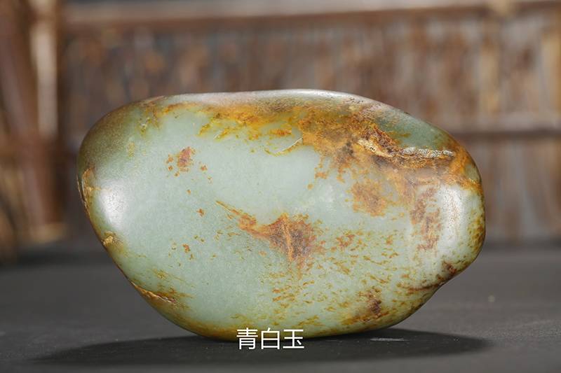 和田玉　青玉 和田玉里的八大青玉，谁才是帝王之色？和田玉鉴定保养知识大全-藏玉网