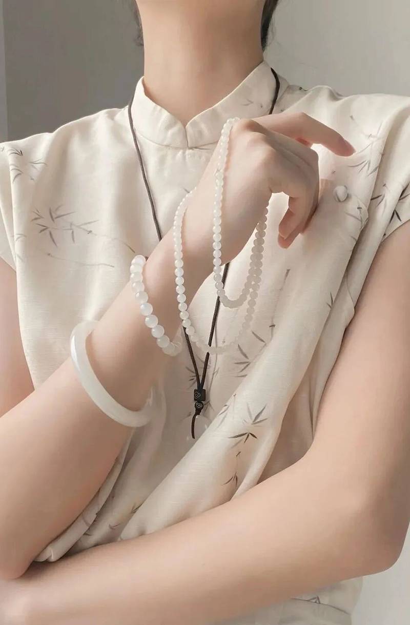 时尚穿搭 · 云舞白｜潘通发布2026年流行色，白玉大放异彩！