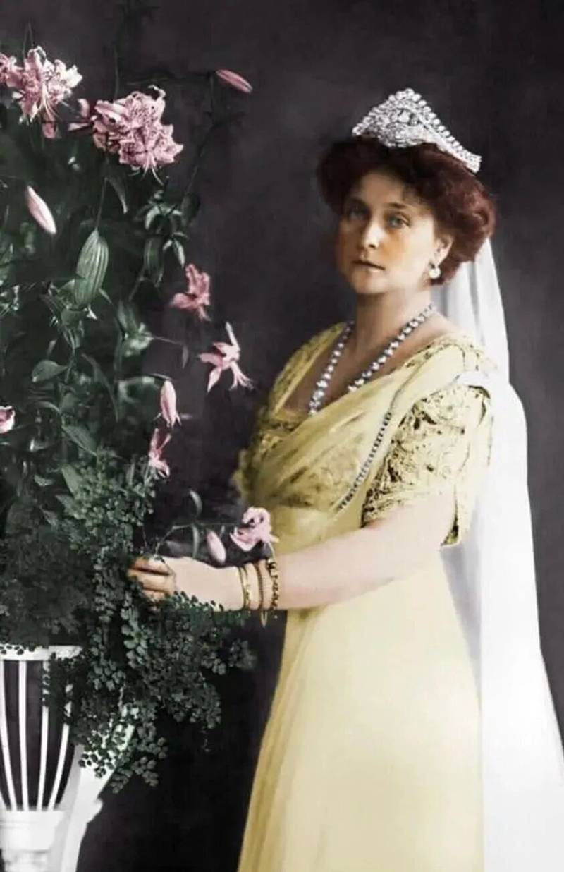 末代皇后的冠冕，珠宝枷锁下的历史流亡！