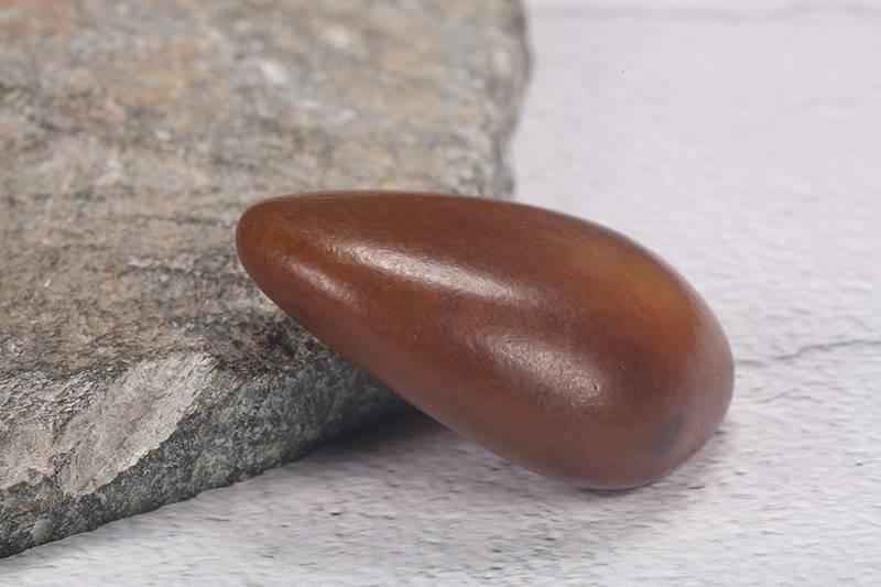 爷爷花巨资藏了十几年的红玉，突然变成了不值钱的烂石头