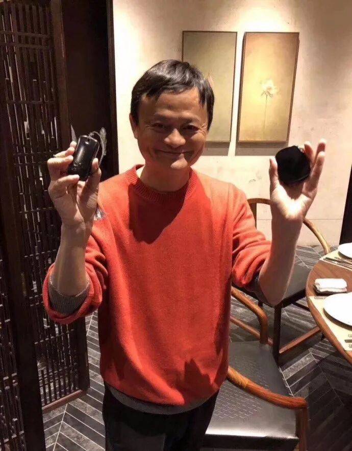 朋友花85000买的马云同款墨玉，没想到打灯后看傻眼了！