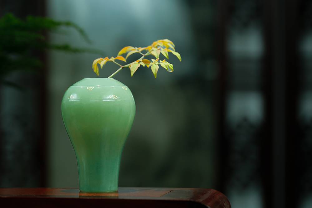 花瓶 和田绿玉梅瓶。花入 祥云问梅，俄罗斯碧玉器皿，清韵流年，素心见性和田玉鉴定保养知识大全