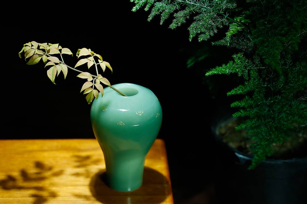 花瓶 和田绿玉梅瓶。花入 剔黑开光花鸟纹梅瓶- 故宫博物院