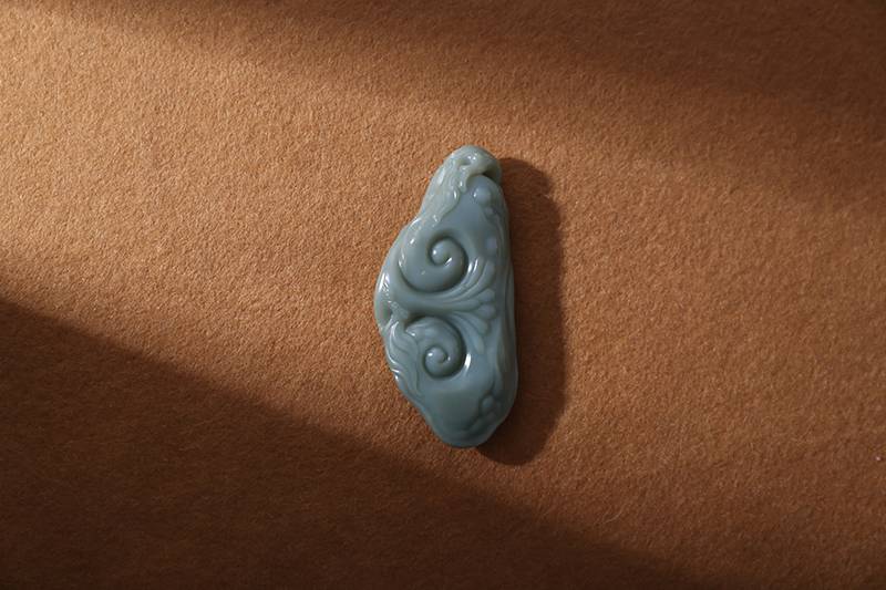 市场惊现蓝色和田玉？有人说比蓝宝石还美！