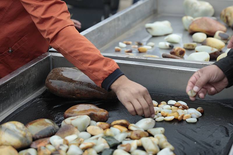 注意，这些和田玉看着一般，但千万别便宜卖！