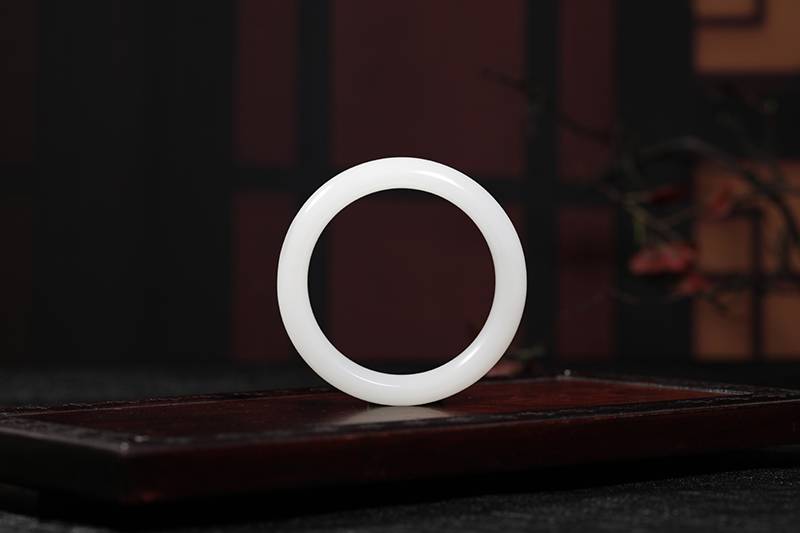 籽料去了皮，神仙认不得！这种玉镯不值钱，谁买谁吃亏