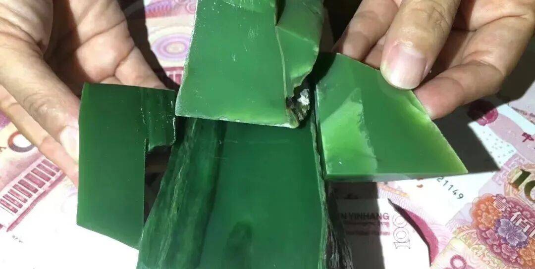 一块顶级碧玉切开后，现场的人瞬间沸腾了！