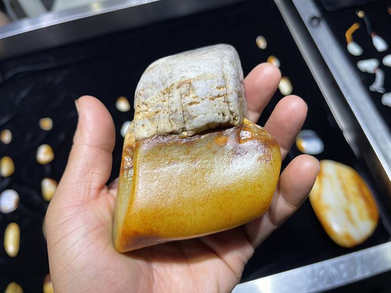 别再迷信僵边有羊脂了，这种带僵籽料才是真的万里挑一！