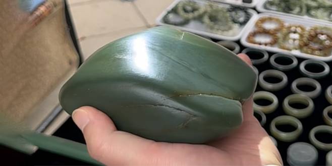 一条神秘的产籽料河，据说产出的白玉籽料都是羊脂级！