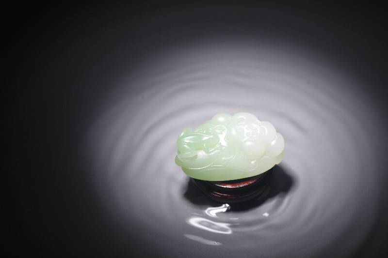 和田玉里正式命名的新成员，这种带翠料可与翡翠比美！