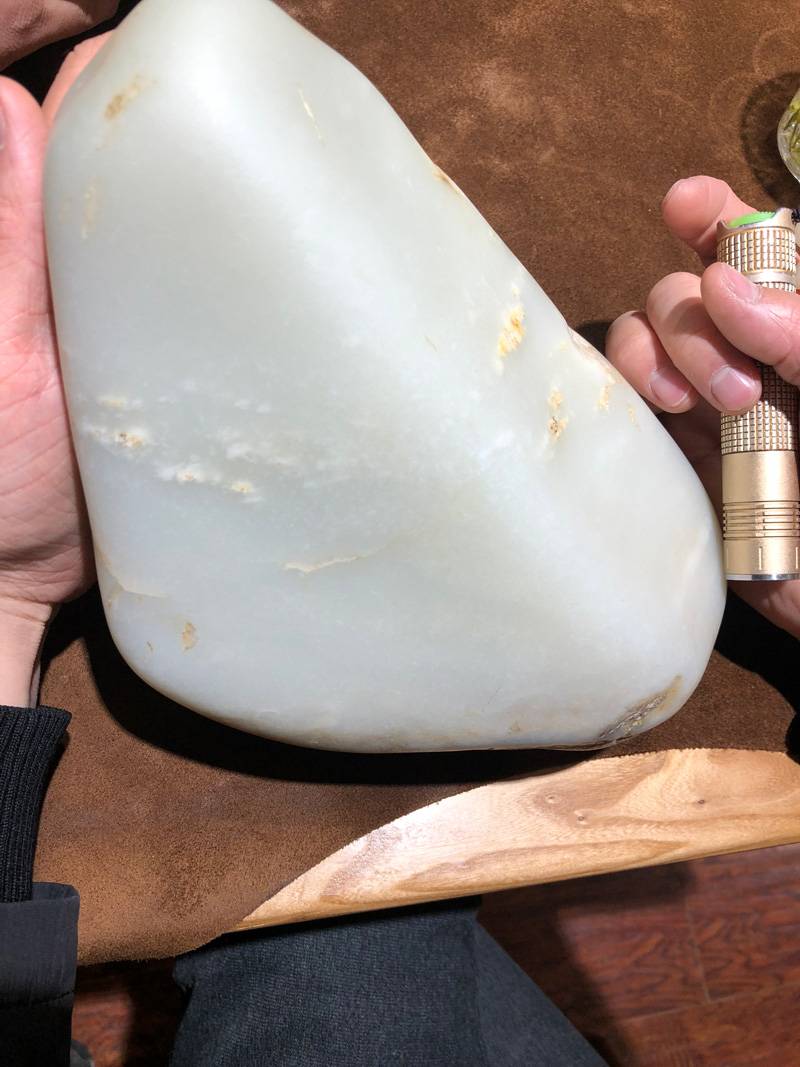 一块白皮大料切出两个玉镯，你看赚了吗？