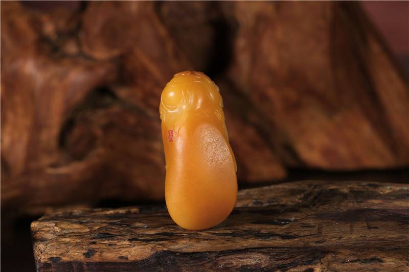 这块和田玉：拍到了2500万！被称为疯狂的黄玉。和田玉鉴定保养知识大全