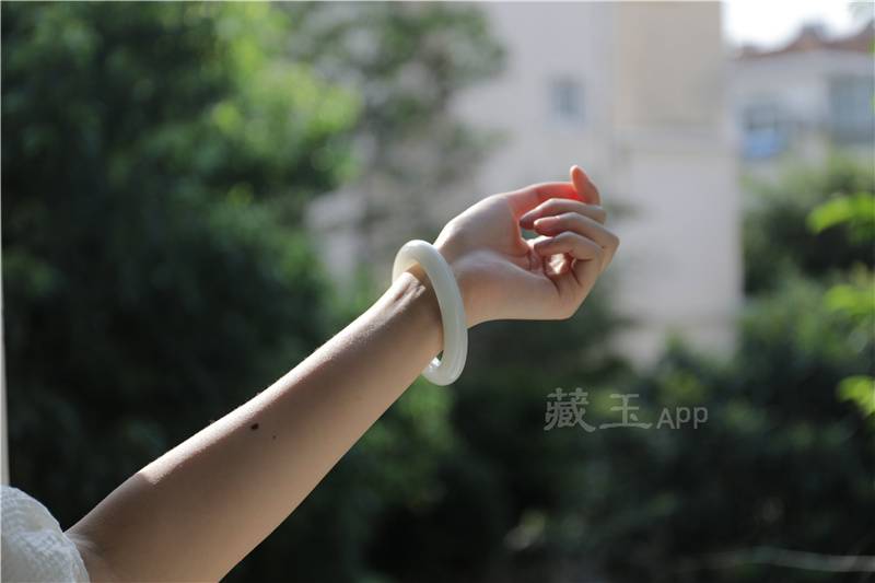 手镯，你喜欢素面的还是雕花的？