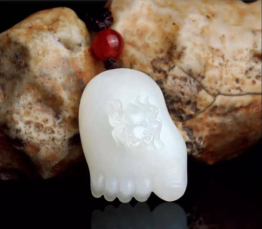 有许多玉雕足的挂件中都会在脚背上雕一只蜘蛛,为整个雕件增添了灵动