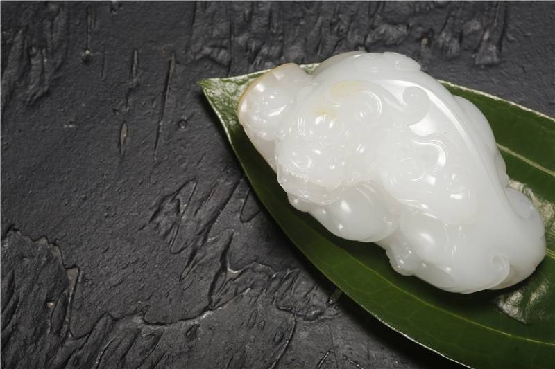 一块籽料卖出690万的天价！原来这些和田玉才是真正的硬通