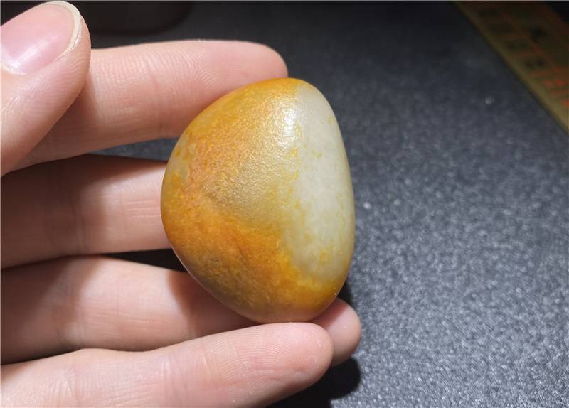 一块带糖和田玉籽料要价150万真正的好糖籽应该是什么样