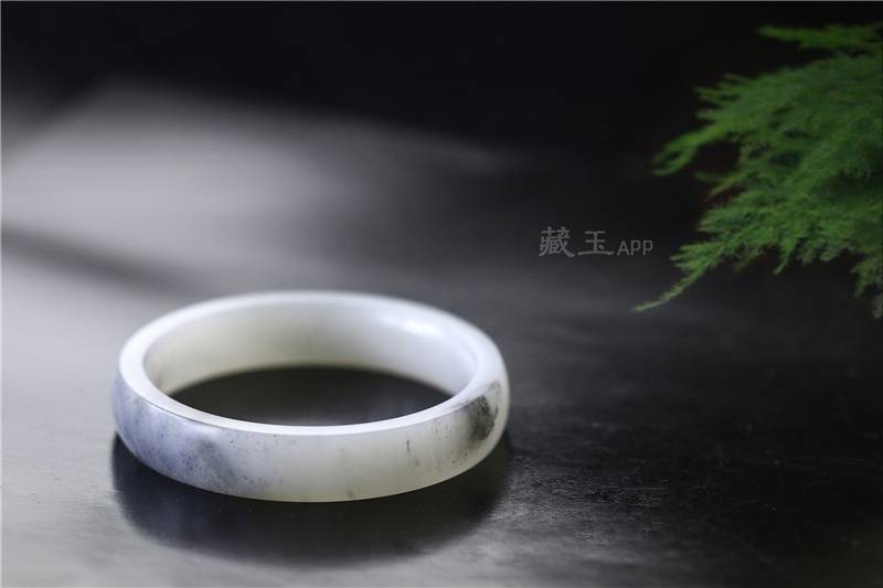 买和田玉手镯要注意，这几种手镯一定不要买！