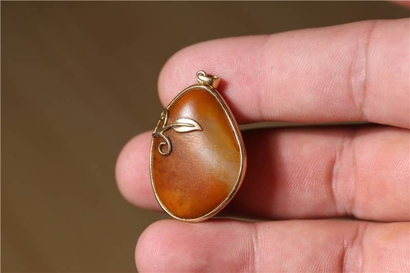 就不用有这种顾虑,直接用金子包起来,不仅不用担心损伤原石的天然性