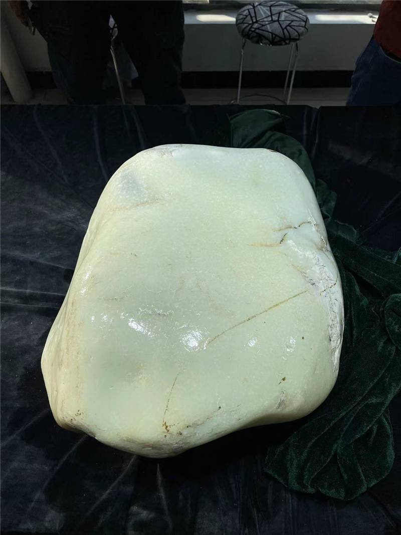 刚刚！新疆和田挖出年度最大籽料，成交价近千万和田玉鉴定保养知识大全