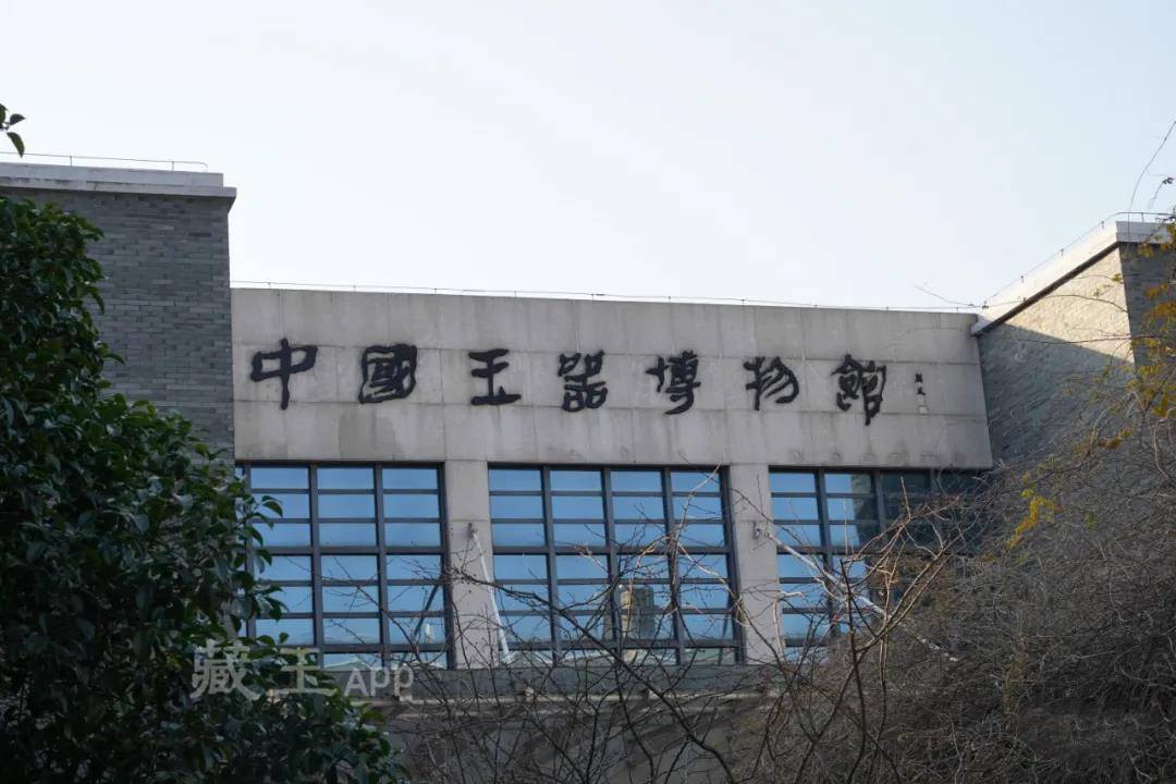 扬州玉器厂是如今保留的唯一一个国营玉器厂,它也依然健在,而且成了