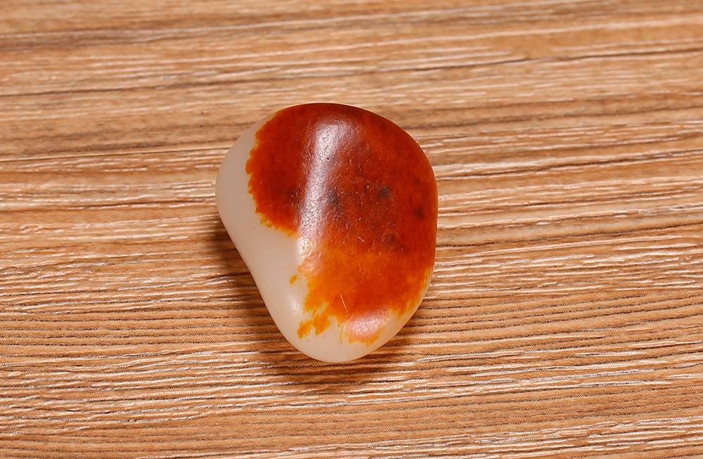 和田玉中的红红火火终于明白为啥玩家偏爱红皮白肉