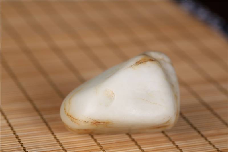 比羊脂玉还白的籽料！到底能不能买？
