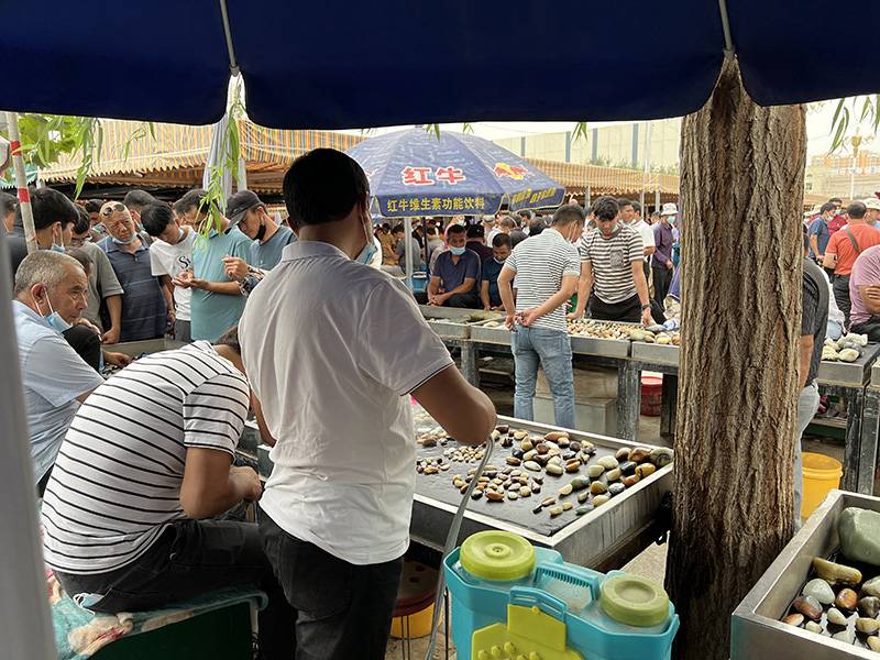 和田巴扎上的籽料又涨疯了？我们去走了一圈发现……