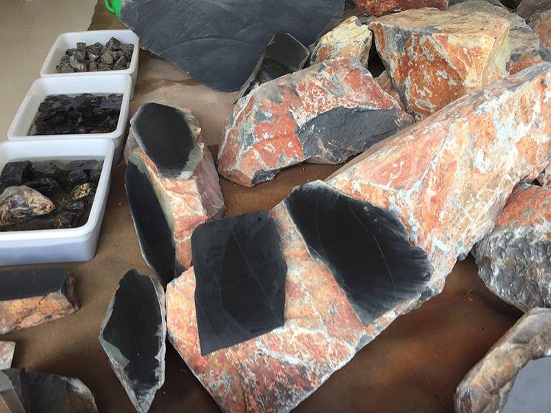 很黑,甚至一些广西黑和俄黑仅从表面来看,甚至比一些纯正的墨玉还要黑