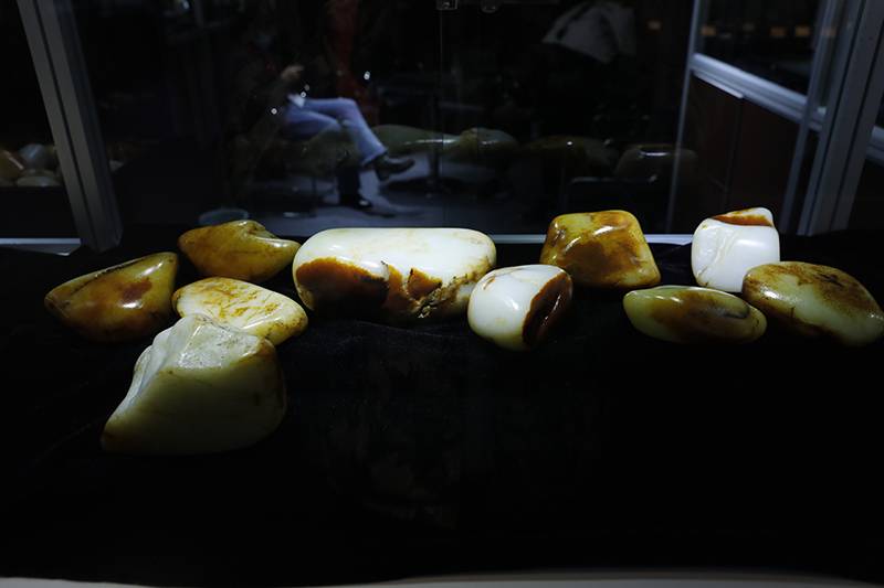 一个200万的籽料切手镯，这到底是赚了几百万？